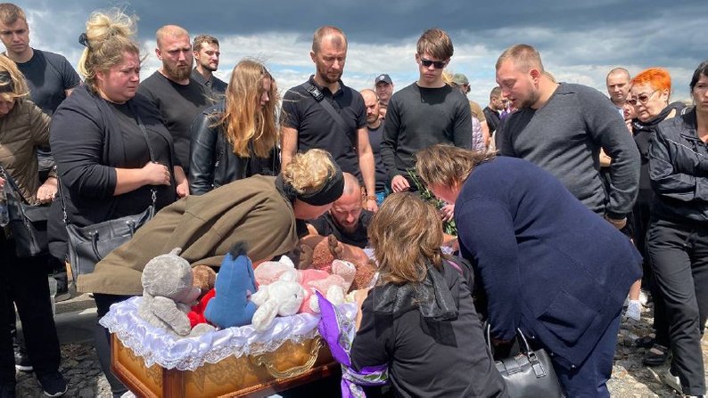 У Вінниці попрощалися з чотирирічною Лізою, яка загинула внаслідок ракетного удару росіян