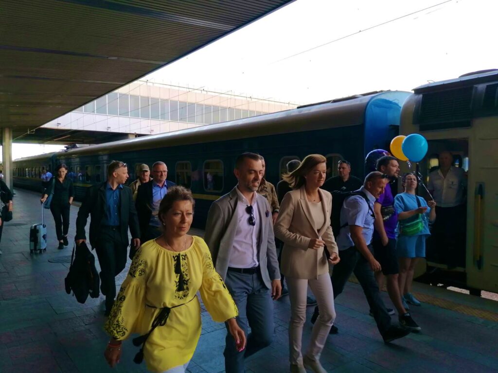 До Києва приїхала глава МЗС Словенії