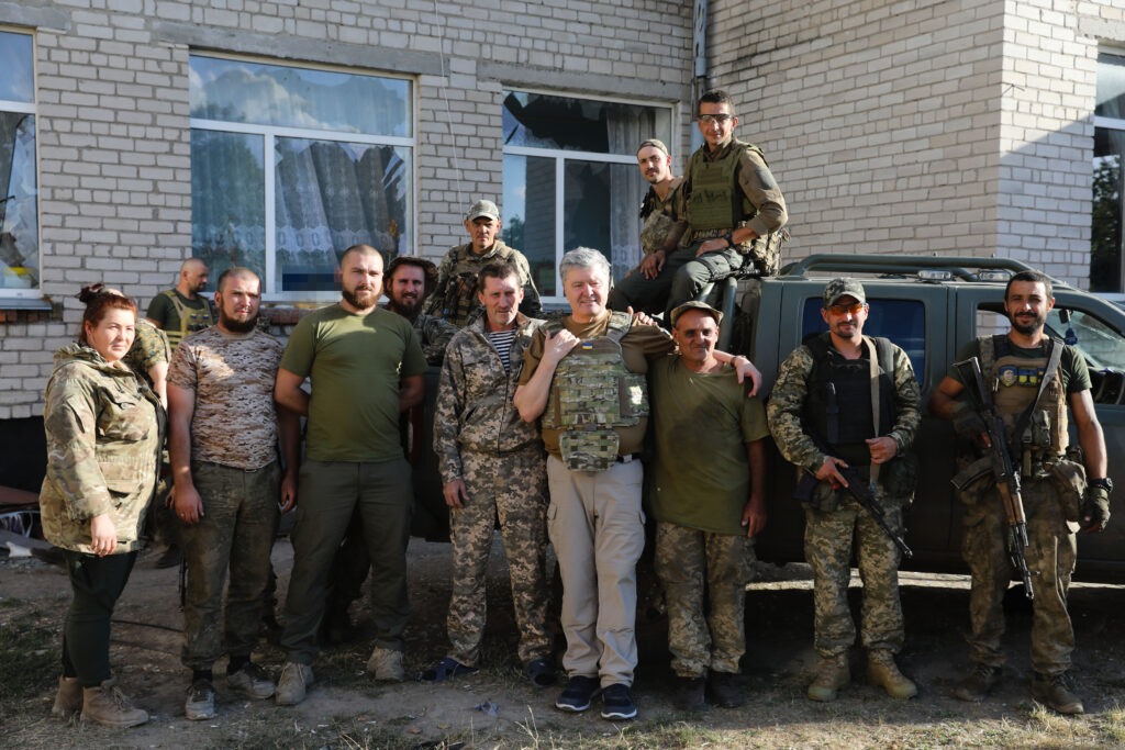 Порошенко в зруйнованій церкві на фронті звернувся до кіріла: буде відповідальність і перед людьми, і перед Богом