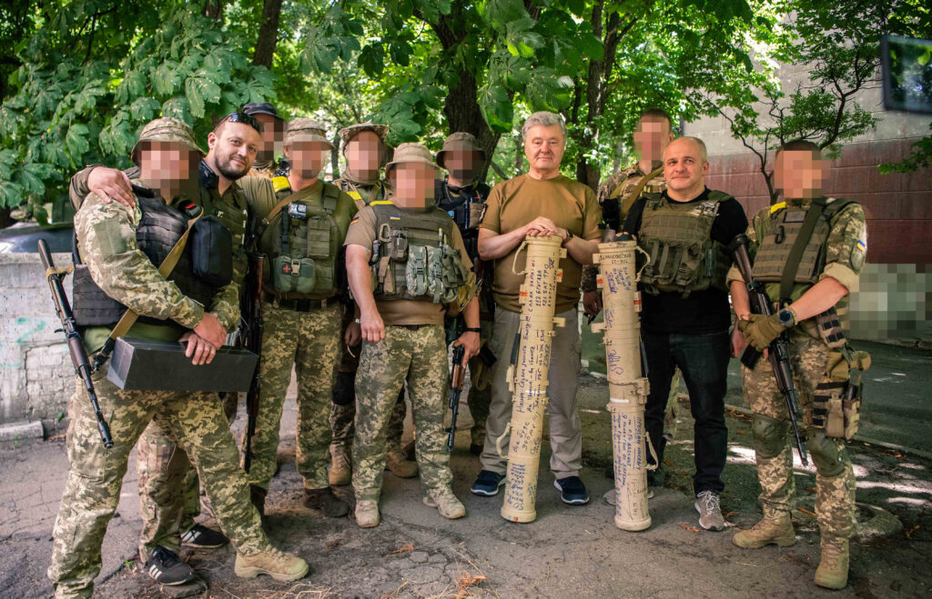 Порошенко и польскому депутату Ковалю в Донецкой области подарили тубусы от ПТРК «Стугна», которыми подбили российские танки