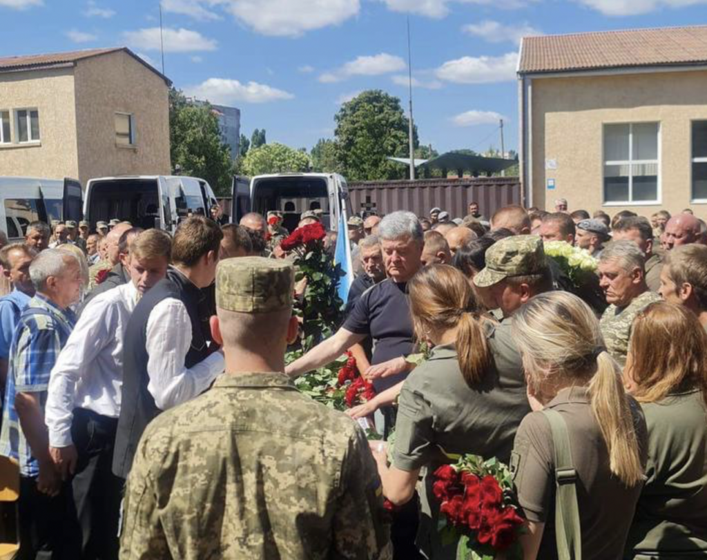 Это настоящие рыцари 21 века – Порошенко почтил память командира 28-й бригады Виталия Гуляева и его побратимов, погибших на фронте