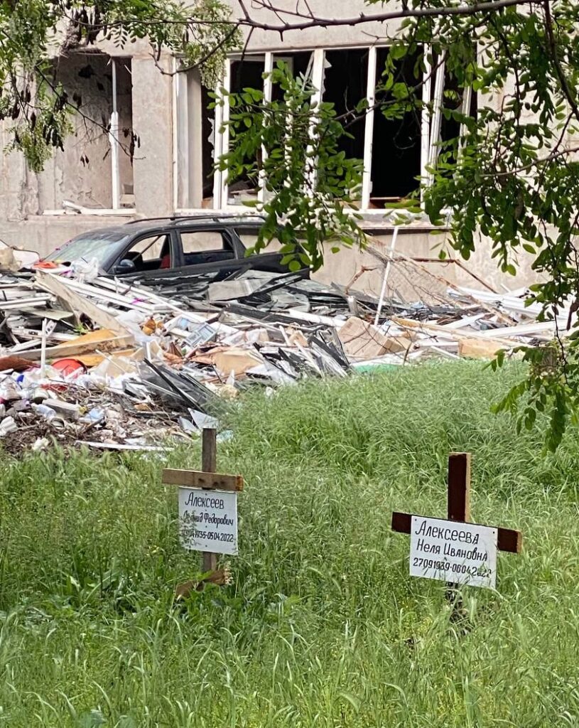 Понад сто тіл загиблих лежали з лютого: в Маріуполі виявили чергове масове поховання
