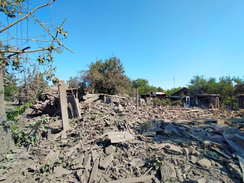 Ракетний удар по Торецьку на Донеччині: зруйновані приватні будинки, рятувальники розбирають завали