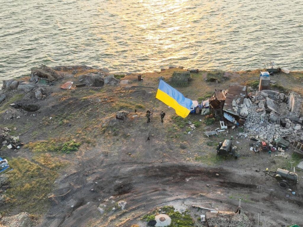 На Зміїному встановили прапор України