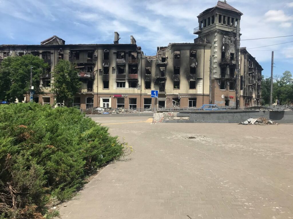Український спротив у Маріуполі підпалив місця розквартирування російських офіцерів: відео
