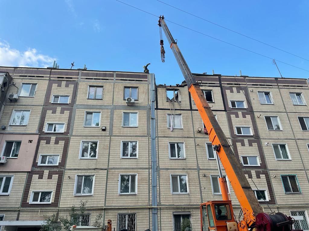 Війська РФ накрили “Градами” Нікополь: пошкоджено багато будинків, під завалами – люди