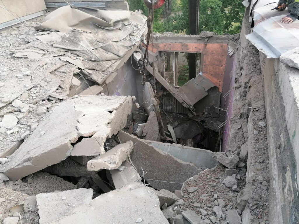 Російський удар по Нікополю: з-під завалів дістали двох загиблих