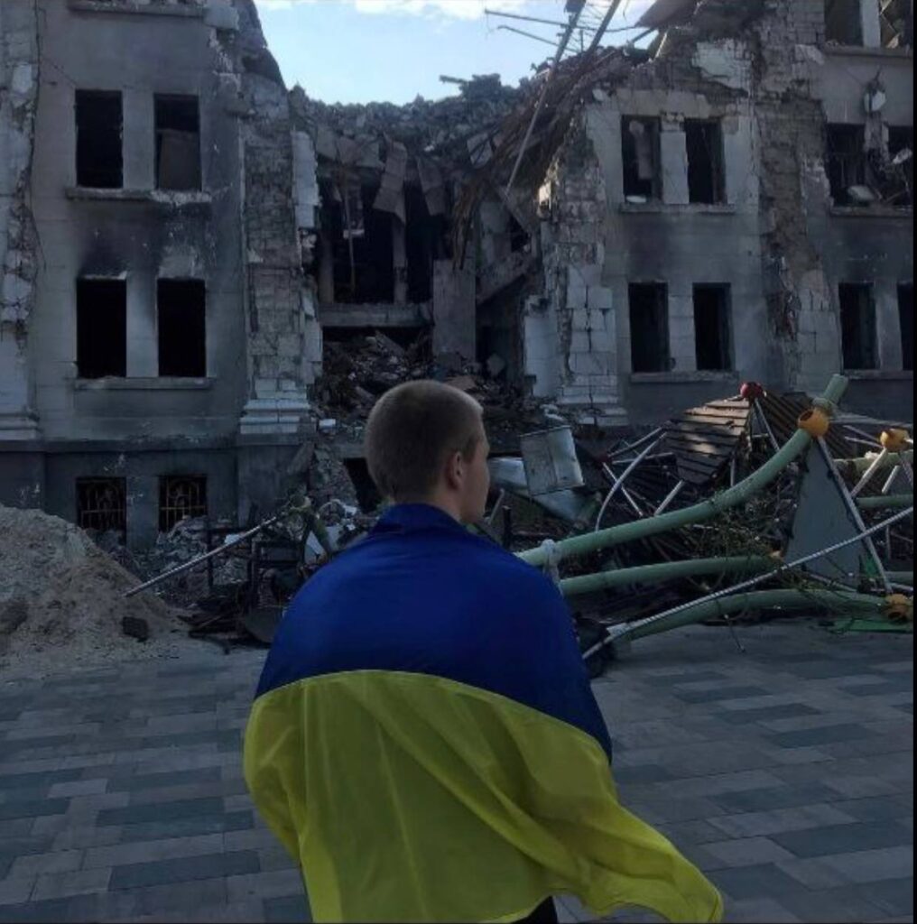 Маріуполь не здається: біля зруйнованого драмтеатру помітили юнака з прапором України