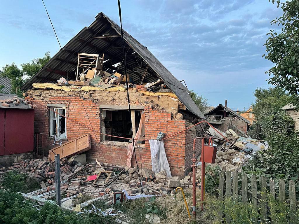 Росіяни вдарили по Нікополю: є жертви, зруйновані будинки