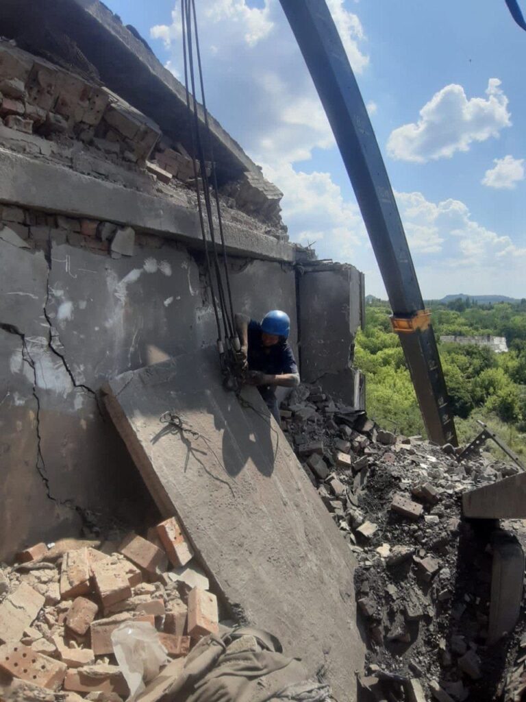 Россияне нанесли удар по Торецку в Донецкой области: двое погибших