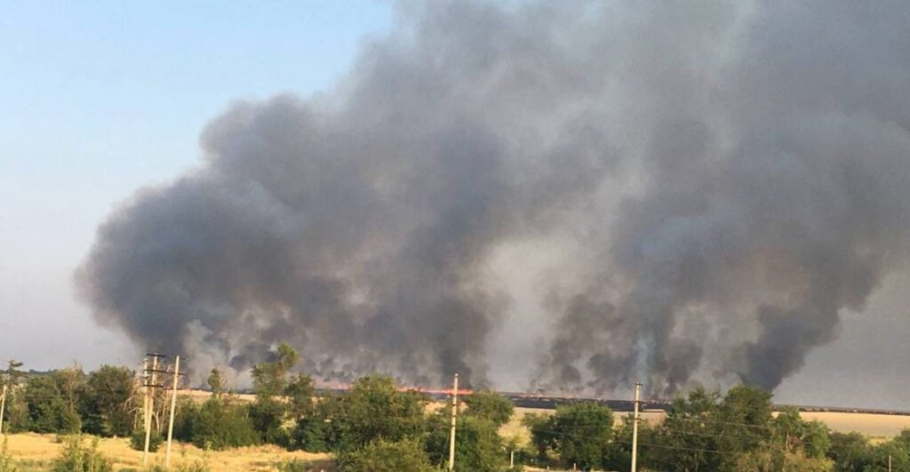 Щоб не дісталось росіянам: маріупольці підпалили поля з зерном