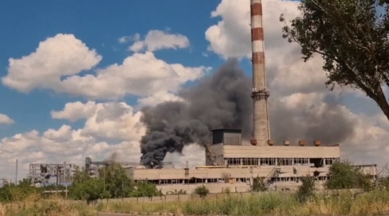 В окупованому Маріуполі український спротив підпалив завод “Сателіт”: з якою метою