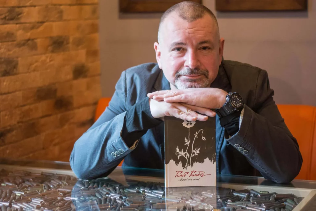 Герои продолжают жить, пока их помнят — Порошенко во время прощания с Глебом Бабичем