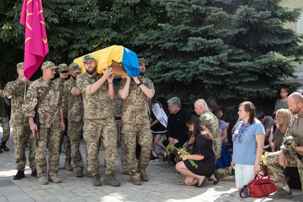 Это настоящий патриот, который любил Киев и Украину – Порошенко на прощании с погибшим Юрием Каракаем