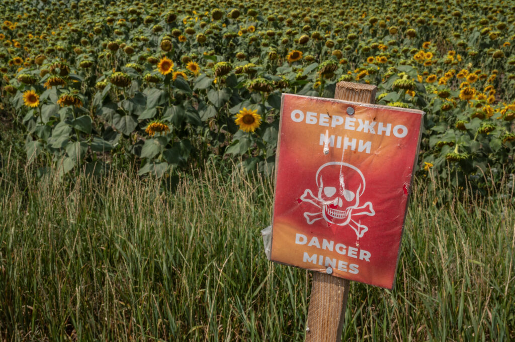 У селі на Харківщині виявили згорілу автівку з п’ятьма загиблими: намагались евакуюватись навесні