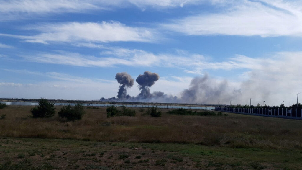 В Крыму прогремели взрывы: над Симферополем начал подниматься дым