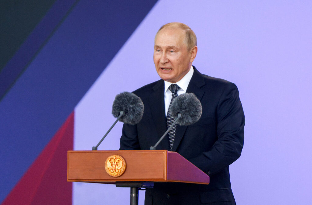 Занепад ВПК Росії: на форумі “Армія-22” у РФ Путін похизувався “могутніми робособаками” і застарілою зброєю