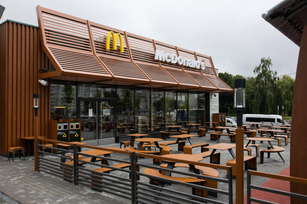 McDonald’s відновлює роботу на сході та півдні України: коли і де відкриються ресторани