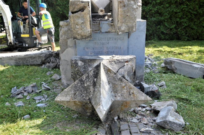 У Польщі знесли пам’ятник радянській армії