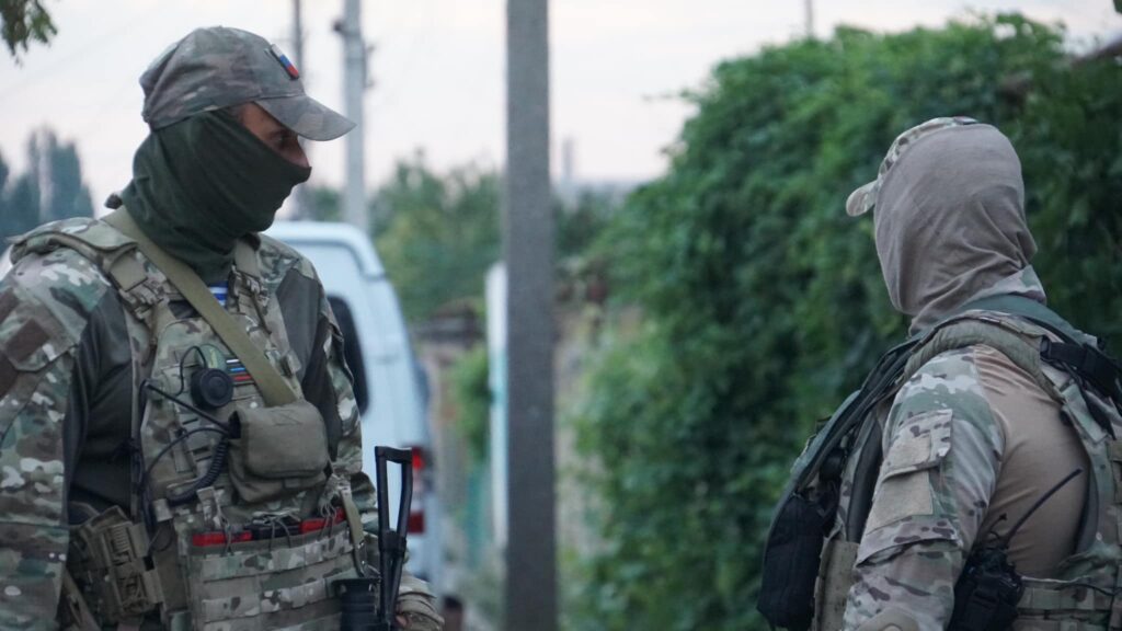 Российские захватчики провели обыски у крымских татар: задержанных вывезли в неизвестном направлении
