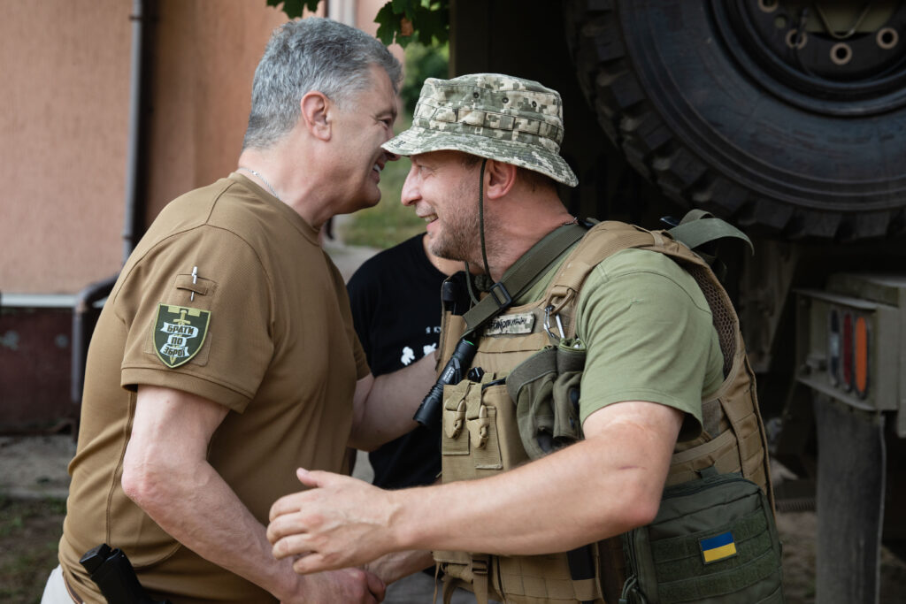 Там, де важко, там десант: Порошенко на Донеччині передав дрони та обладнання для зв’язку 80-й бригаді ДШВ
