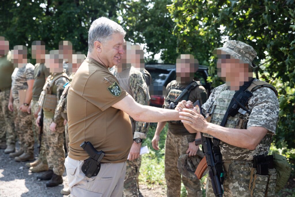 Порошенко в Донецкой области передал воздушно-десантной бригаде дроны и ретранслятор