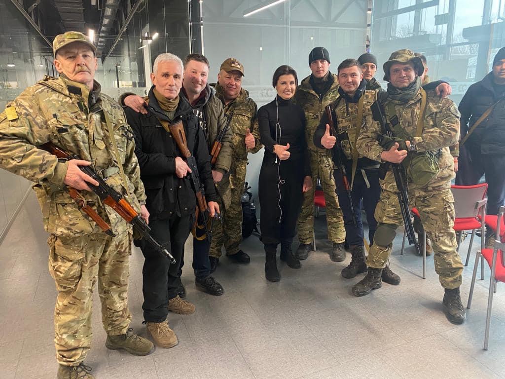 Попросила знайти камуфляж її розміру і видати зброю – Порошенко розповів, як дружина відреагувала на російське вторгнення