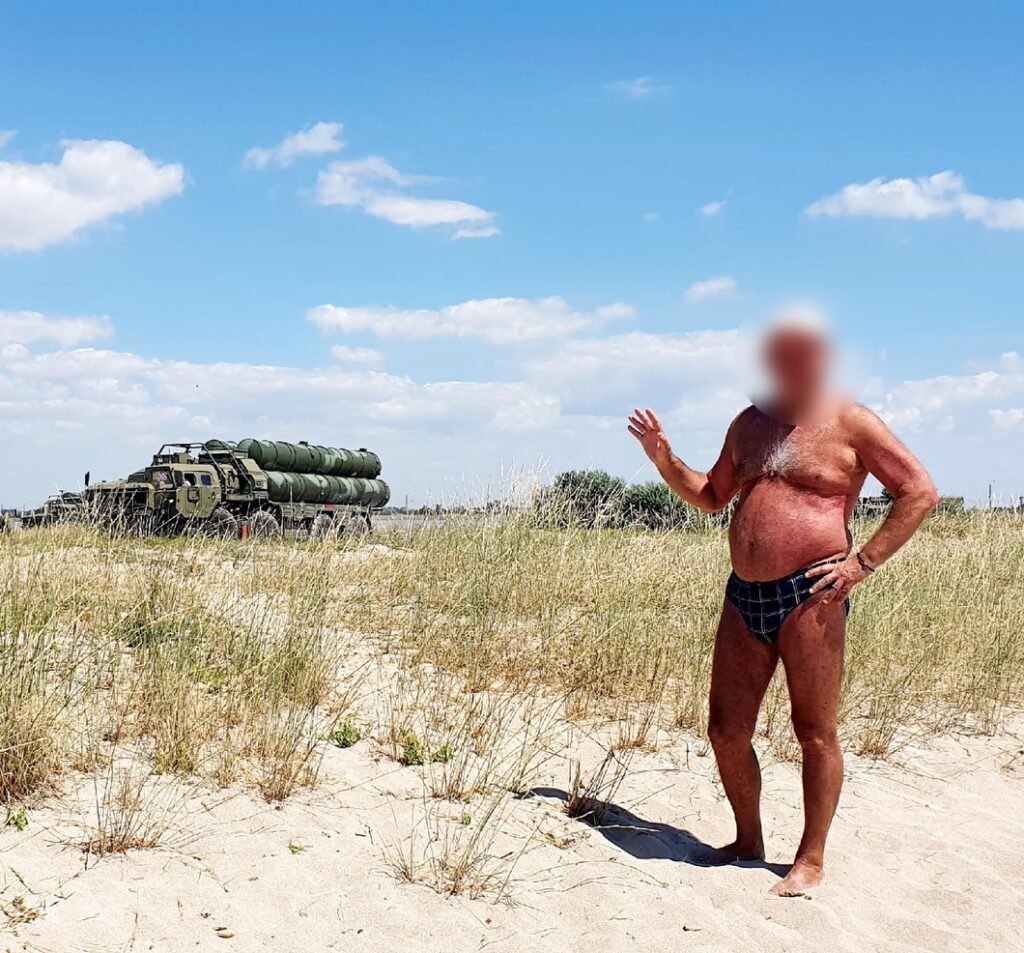 Російські туристи в Криму виказали місце розташування комплексу ППО окупантів С-400
