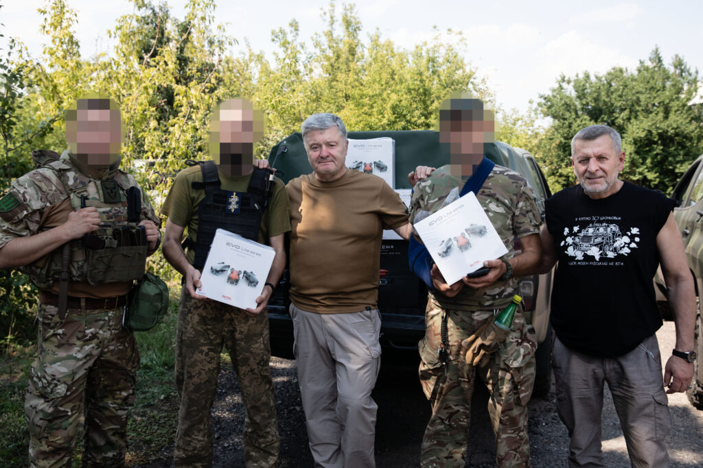 Артилеристи вдячні, будемо відправляти «сюрпризи» окупантам – дрони від Фонду Порошенка та волонтерів передали на Авдіївський напрямок