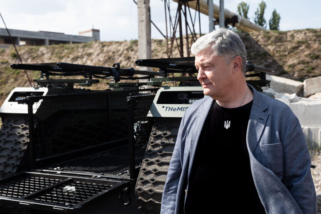 Робимо все для контрнаступу і перемоги: Порошенко показав унікального військового робота, купленого для ЗСУ