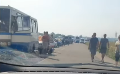 На Запоріжжі окупанти на блокпостах вимагають гроші за “проїзд без черги” – мер Мелітополя