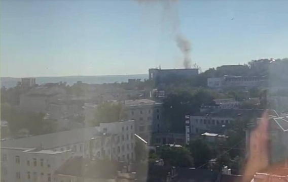 “Російська ППО не працює у вихідні”: у Севастополі загорівся штаб Чорноморського флоту, в який влетів безпілотник