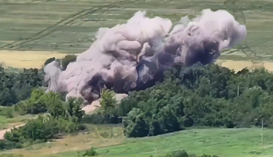 Не розминулася з мінами: бійці добробату показали, як видовищно вибухнула російська бронемашина