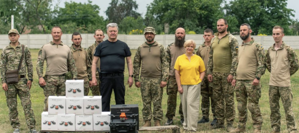 Допомога для контрнаступу: Порошенко привіз 10 безпілотників у 24-ту ОМБр імені Короля Данила