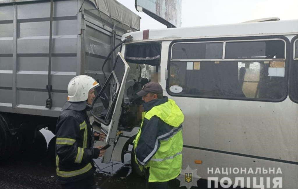 В Одесі маршрутка вдетіла у вантажівку, багато постраждалих