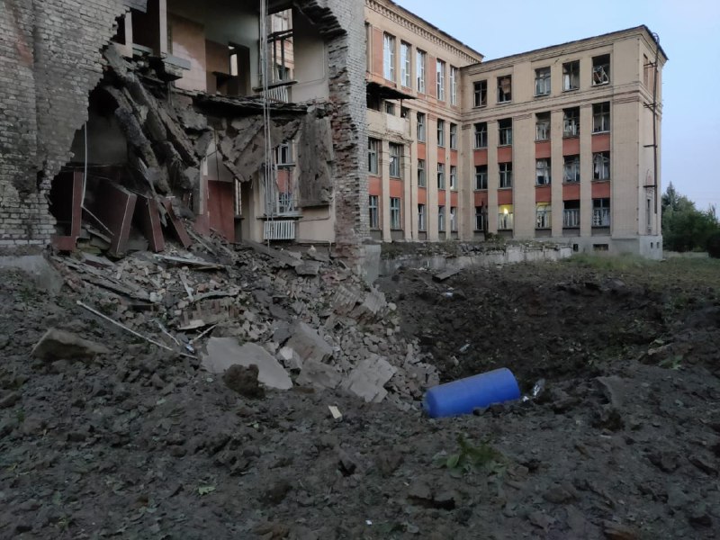 Окупанти обстріляли два міста на Донеччині: пошкоджено школу та приватні будинки