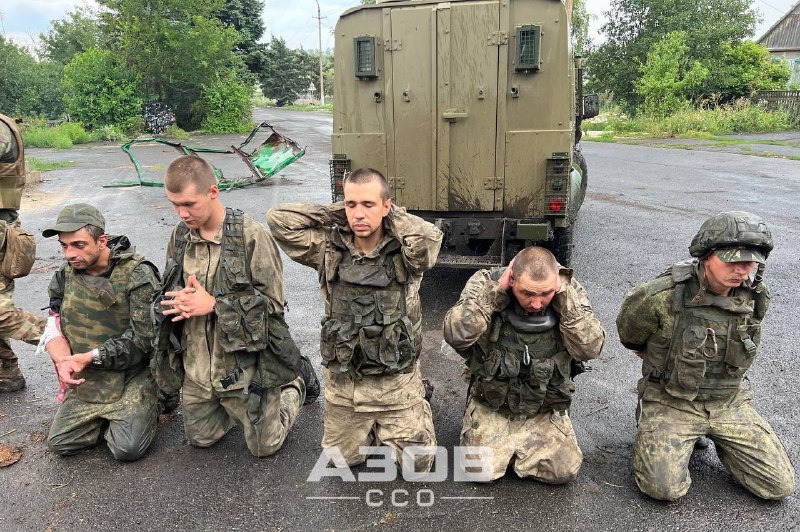 Наркоман, офіцер, осетин, “потомок казаков” та мобілізований “денеер”: ССО “Азов” взяв у полон п’ятьох окупантів