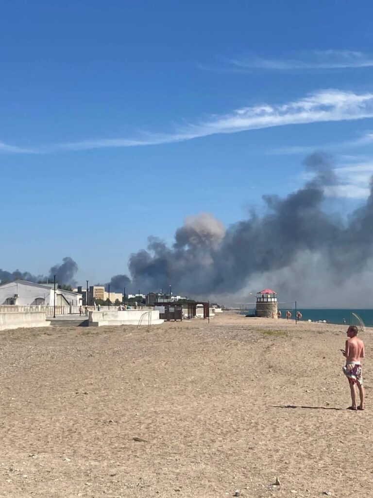 Во временно оккупированном Крыму раздаются мощные взрывы, туристы в панике покидают курортные места