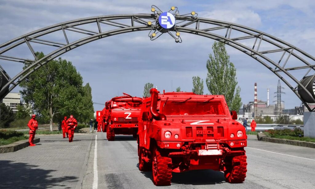 БТР і вантажівки: росіяни стягують на Запорізьку АЕС ще більше техніки та особового складу