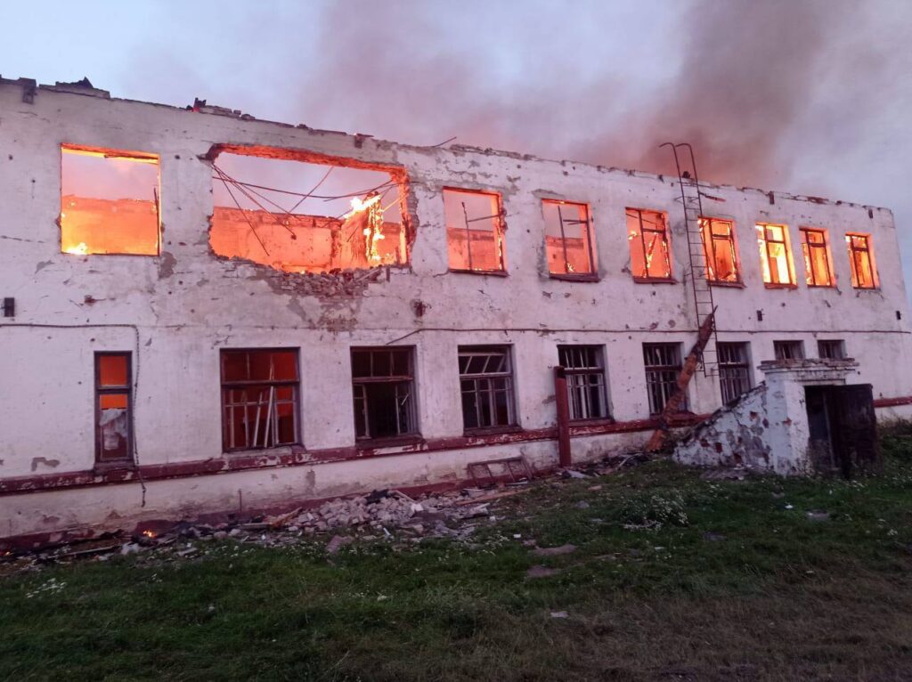 Понад 150 “прильотів”: окупанти обстріляли вісім громад Сумщини та Чернігівщини