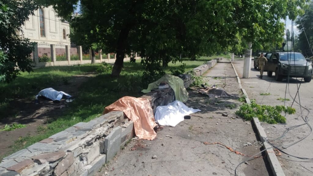 Росіяни обстріляли зупинку в Торецьку: серед постраждалих діти