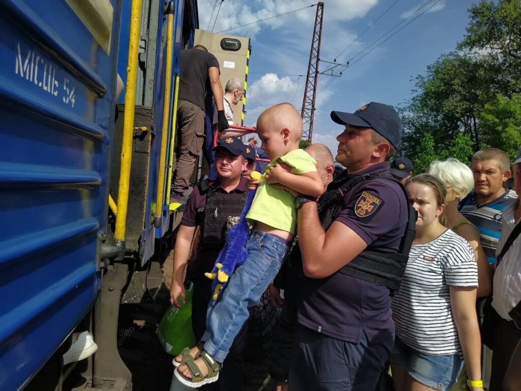 За добу із зони бойових дій на Донеччині евакуйовали 53 особи, з них 18 дітей – ДСНС