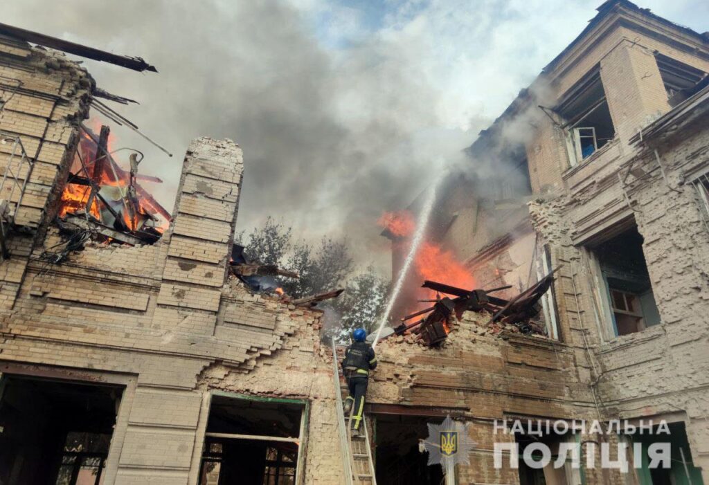 Жилые дома, техникум и заводской цех: оккупанты продолжают уничтожать гражданскую инфраструктуру Донбасса