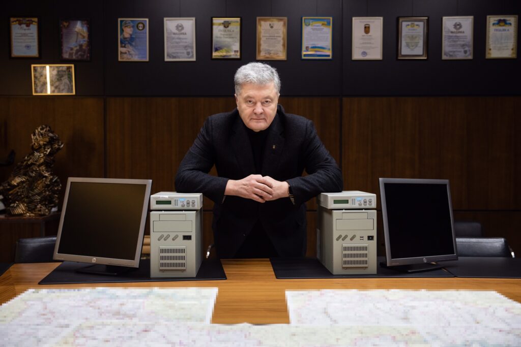 Порошенко передав обладнання для сил ППО — допоможе нашим хлопцям нищити російських стерв‘ятників