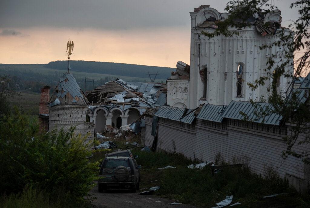 “До встановлення сприятливих для життя умов”: росіяни оголосили евакуацію з окупованої частини Харківщини