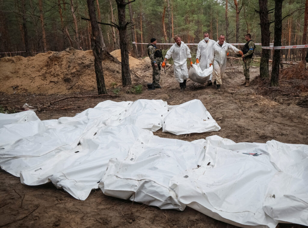 В Ізюмі вже ексгумували 427 тіл загиблих: серед них п’ятеро дітей