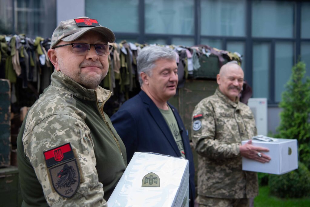 Порошенко передав дрони для ССО: жодного дня без допомоги Збройним Силам