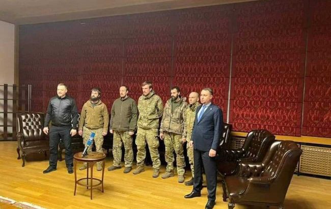 Пятеро освобожденных из российского плена украинских командиров будут находиться в Турции до конца войны