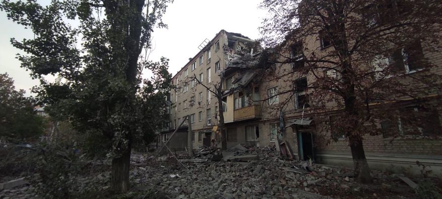 Пошкоджені багатоповерхівки та будинки, є загиблі та поранені: окупанти масовано обстріляли дев’ять населених пунктів Донеччини