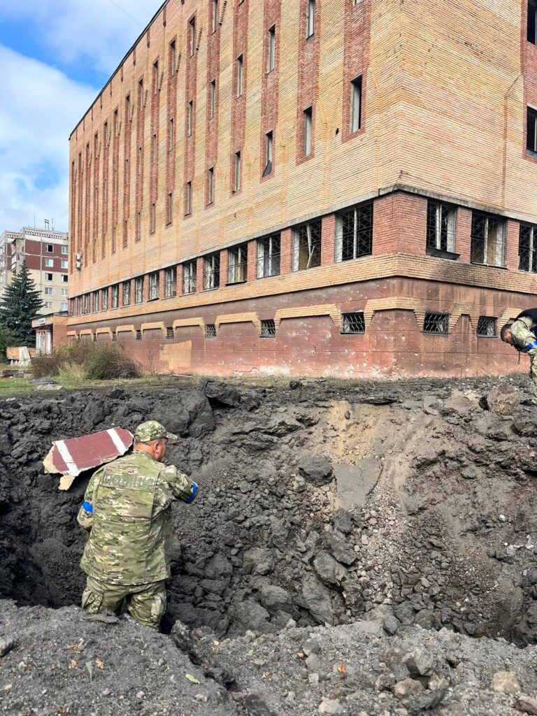 Пошкоджені багатоповерхівки та приватні домівки, є поранені: росіяни масовано обстріляли Краматорськ